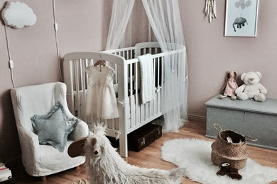 Foto på ett skandinaviskt babyrum