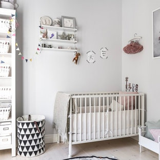 Idéer för att renovera ett litet skandinaviskt babyrum, med vita väggar