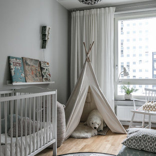 Inspiration för minimalistiska könsneutrala babyrum, med vita väggar, ljust trägolv och beiget golv