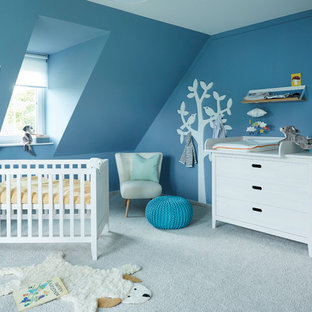 Mittelgroßes Nordisches Babyzimmer mit blauer Wandfarbe, Teppichboden und grauem Boden in Sonstige