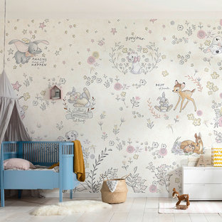 Imagen de habitación de bebé niña actual, pequeña, con paredes multicolor, suelo de madera clara y suelo beige