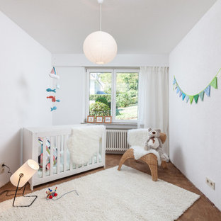 Mittelgroßes, Neutrales Modernes Babyzimmer mit weißer Wandfarbe, Teppichboden und braunem Boden in Sonstige