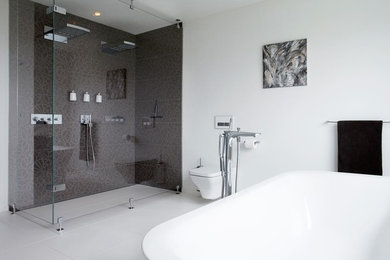 Photo of a contemporary bathroom in Copenhagen.
