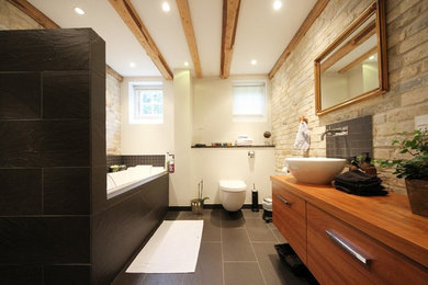オーデンセにある北欧スタイルのおしゃれな浴室の写真
