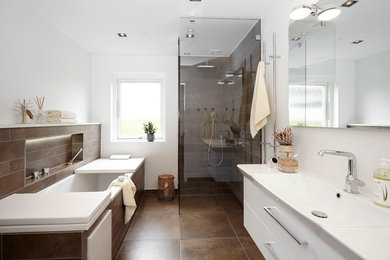 Exempel på ett asiatiskt badrum, med släta luckor, vita skåp, brun kakel och dusch med gångjärnsdörr