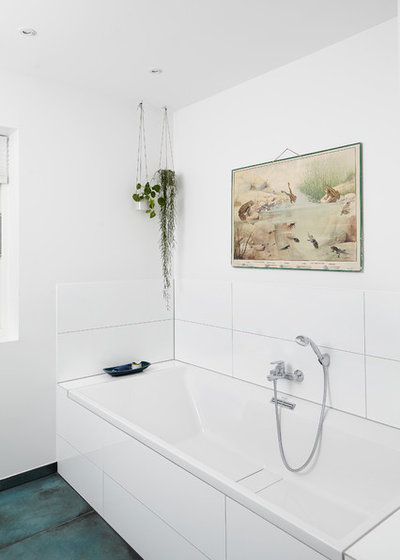 Scandinavian Bathroom by Mia Mortensen Photography