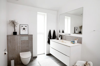コペンハーゲンにあるモダンスタイルのおしゃれな浴室の写真