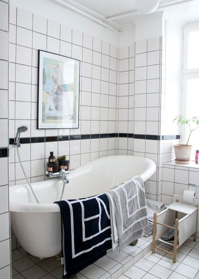 Scandinavian Bathroom by Fotograf Camilla Stephan