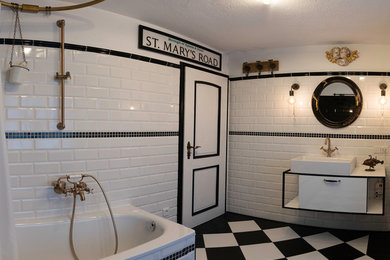 Foto de cuarto de baño urbano de tamaño medio con aseo y ducha