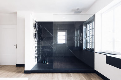 Inspiration pour une grande salle d'eau minimaliste avec un placard à porte plane, une douche d'angle, des carreaux de céramique et un mur blanc.