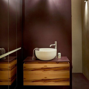 Immagine di una piccola stanza da bagno padronale industriale con ante lisce, doccia aperta, piastrelle a specchio, pareti viola, lavabo a bacinella, top in superficie solida, pavimento viola e top rosso