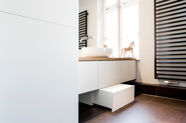 Modern Badezimmer by BESPOKE Interior Design & Production