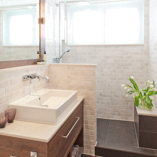 Foto di una piccola stanza da bagno con doccia contemporanea con doccia alcova, piastrelle bianche, piastrelle diamantate, pavimento in ardesia, lavabo a bacinella, ante lisce e ante in legno scuro