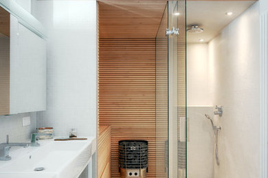 Mittelgroßes Modernes Duschbad mit offenen Schränken, Duschnische, weißen Fliesen, Mosaikfliesen, weißer Wandfarbe, Mosaik-Bodenfliesen, Trogwaschbecken und Wäscheaufbewahrung in Berlin