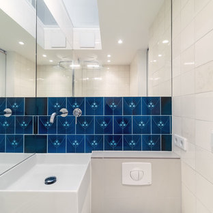 Modernes Badezimmer mit blauen Fliesen, Keramikfliesen und beiger Wandfarbe in Berlin