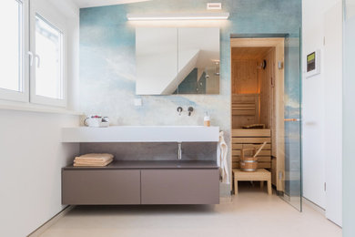 Mittelgroßes Modernes Duschbad mit bodengleicher Dusche, Wandtoilette mit Spülkasten, Keramikboden, grauem Boden, offener Dusche und Duschbank in Frankfurt am Main