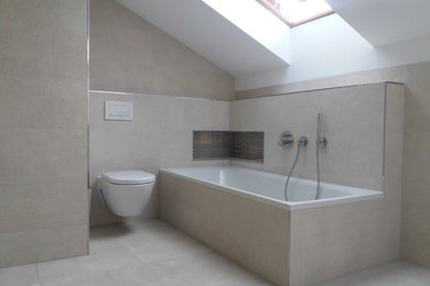 Mittelgroßes Modernes Duschbad mit Einbaubadewanne, Wandtoilette mit Spülkasten, beigen Fliesen, weißer Wandfarbe und beigem Boden in München