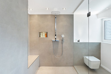 Foto di una stanza da bagno minimal con doccia aperta, piastrelle grigie e pavimento in cemento