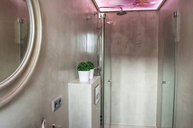 Modelo de cuarto de baño actual pequeño con lavabo sobreencimera, encimera de madera, ducha empotrada, paredes grises, aseo y ducha, sanitario de pared y encimeras marrones