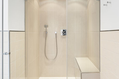 Imagen de cuarto de baño actual con baldosas y/o azulejos grises