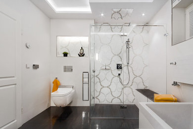 Großes Modernes Badezimmer mit Einbaubadewanne, weißen Fliesen, grauen Fliesen, weißer Wandfarbe, dunklem Holzboden, bodengleicher Dusche, Wandtoilette und Mosaikfliesen in Sonstige