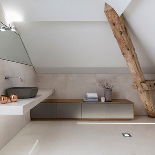 Ispirazione per una grande stanza da bagno padronale moderna con ante lisce, ante grigie, lavabo a bacinella, doccia aperta, WC a due pezzi, piastrelle beige, piastrelle di pietra calcarea, pareti bianche, pavimento in pietra calcarea, top in pietra calcarea, pavimento beige e top beige
