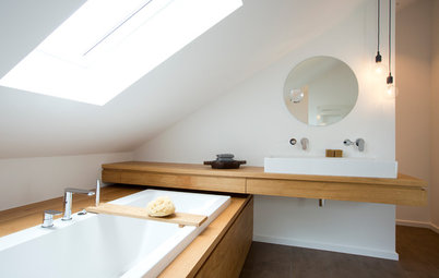 Schräges Planschen: Wohnliches Bad unterm Dach nutzt jeden Winkel