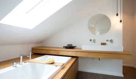 Schräges Planschen: Wohnliches Bad unterm Dach nutzt jeden Winkel