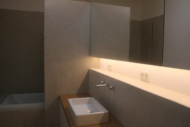 Свежая идея для дизайна: ванная комната среднего размера в современном стиле с накладной ванной, раздельным унитазом, душевой кабиной, настольной раковиной и столешницей из дерева - отличное фото интерьера