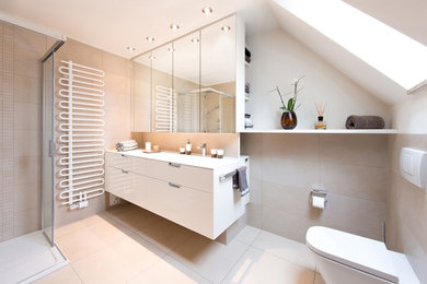 Modernes Duschbad mit weißen Schränken, bodengleicher Dusche, Wandtoilette, beigen Fliesen, Keramikfliesen, weißer Wandfarbe, Keramikboden, Aufsatzwaschbecken und beigem Boden in Nürnberg