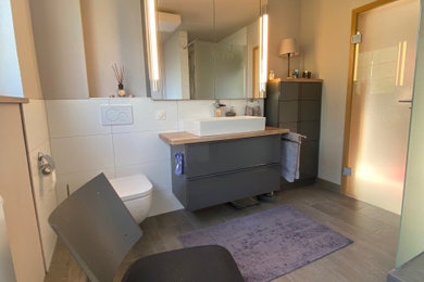 Modelo de cuarto de baño principal y flotante actual de tamaño medio con armarios con paneles lisos