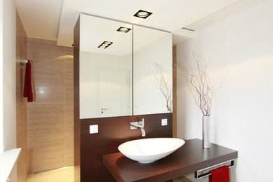 Großes Modernes Badezimmer mit Steinfliesen, weißer Wandfarbe, Aufsatzwaschbecken, Waschtisch aus Holz und offener Dusche in Nürnberg