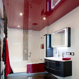 Mittelgroßes Modernes Duschbad mit flächenbündigen Schrankfronten, schwarzen Schränken, Einbaubadewanne, Duschbadewanne, Wandtoilette, weißen Fliesen, Keramikfliesen, integriertem Waschbecken, schwarzem Boden und offener Dusche in Nürnberg