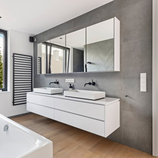 75+ Badezimmer mit braunem Holzboden Ideen & Bilder - September 2021