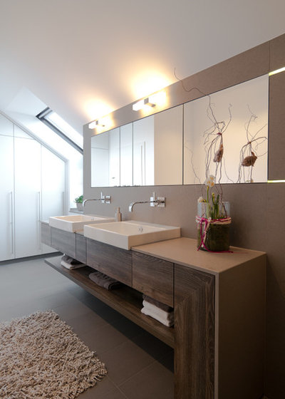 Modern Badezimmer by theelen innenarchitektour