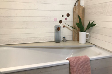 Mittelgroßes Badezimmer mit grauen Fliesen, grauem Boden, eingebautem Waschtisch und Tapetenwänden in Hamburg