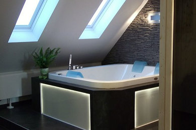 This is an example of a contemporary bathroom in Hanover.