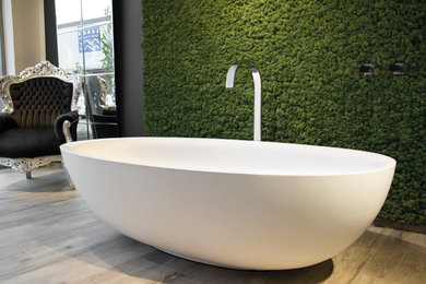 Modernes Badezimmer mit freistehender Badewanne und grüner Wandfarbe in Hamburg