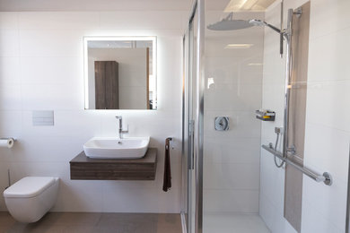 Klassisches Badezimmer mit Aufsatzwaschbecken in Hannover