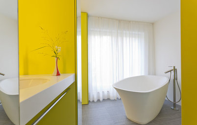 Ein 6qm kleines Bad in Gelb gelangt mit vielen Spiegeln zu Größe