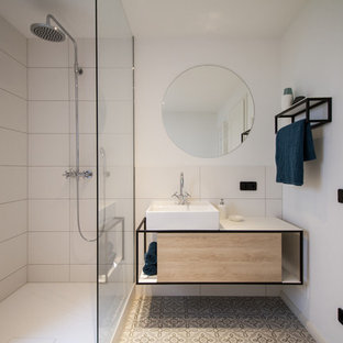 Mittelgroßes Skandinavisches Duschbad mit flächenbündigen Schrankfronten, beigen Schränken, Nasszelle, weißen Fliesen, weißer Wandfarbe, Keramikboden, Aufsatzwaschbecken, beigem Boden, offener Dusche und weißer Waschtischplatte in München