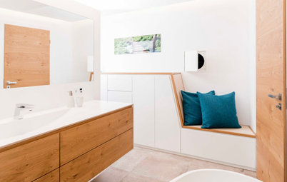 Richtig eingesetzt: Ein Badezimmer mit Sitzecke und Wäscherutsche