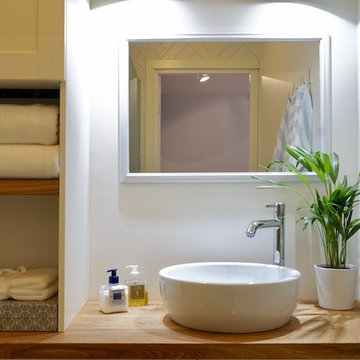 Badezimmer in weiß und Holz skandinavisch