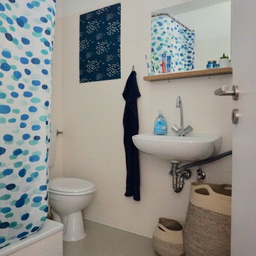 Badezimmer mit blauen Akzenten