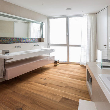 Badezimmer mit Echtholzparkett