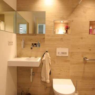 Badezimmer mit Fliesen in warmer Holzoptik