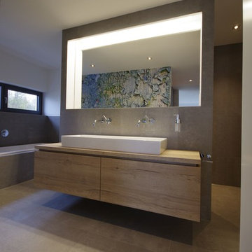 Badezimmer mit Holzwaschtisch