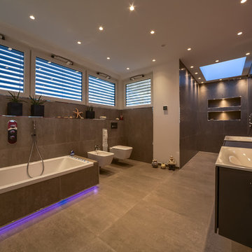 Badezimmer mit indirekter Beleuchtung und großer Dusche