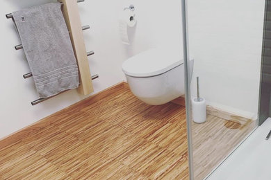 Kleines Modernes Badezimmer mit hellem Holzboden und beigem Boden in Sonstige