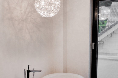 Großes Modernes Duschbad mit freistehender Badewanne, weißer Wandfarbe, Keramikboden und schwarzem Boden in Düsseldorf